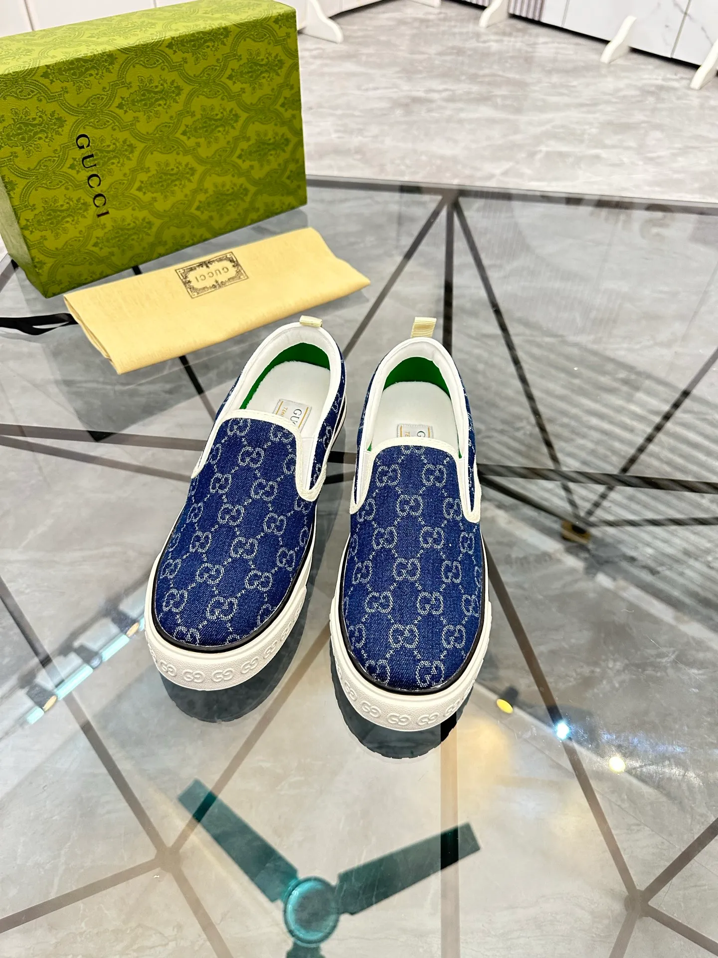 Men's shoes: 💰P360¥ Product trademark: Gucci* "Gucci*" slip-on Regular size: 38-44 (can be customized to 45.46.) Product materials: Original material from the upper counter, breathable lining, original outsole. Number: 661
